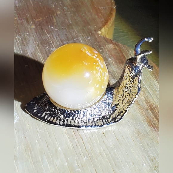 Snail shaped metal sphere holder with carnelian sphere - Picture 4 of 4